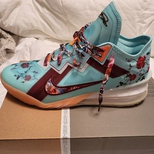 Lebrons 18 low Mimis Plange 'Daughters'